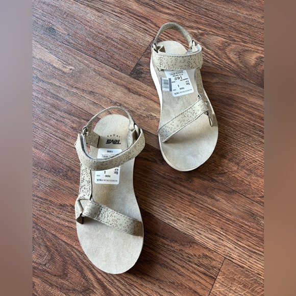 New Teva Universal Star Sandal (Women's) 
Size: US6 - Picture 12 of 14